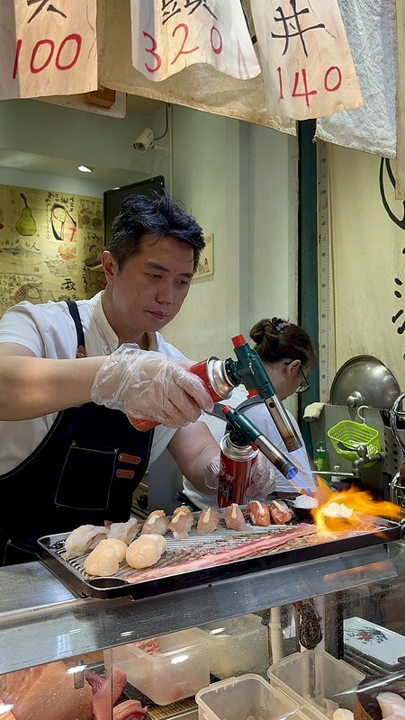 【台灣,基隆市,仁愛區】仁愛市場美食再一家,「漁人手作壽司」的海鮮丼飯新鮮又美味。(基隆美食推薦/基