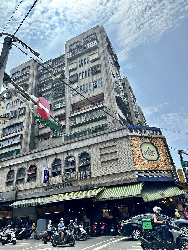 【台灣,基隆市,仁愛區】仁愛市場美食再一家,「漁人手作壽司」的海鮮丼飯新鮮又美味。(基隆美食推薦/基