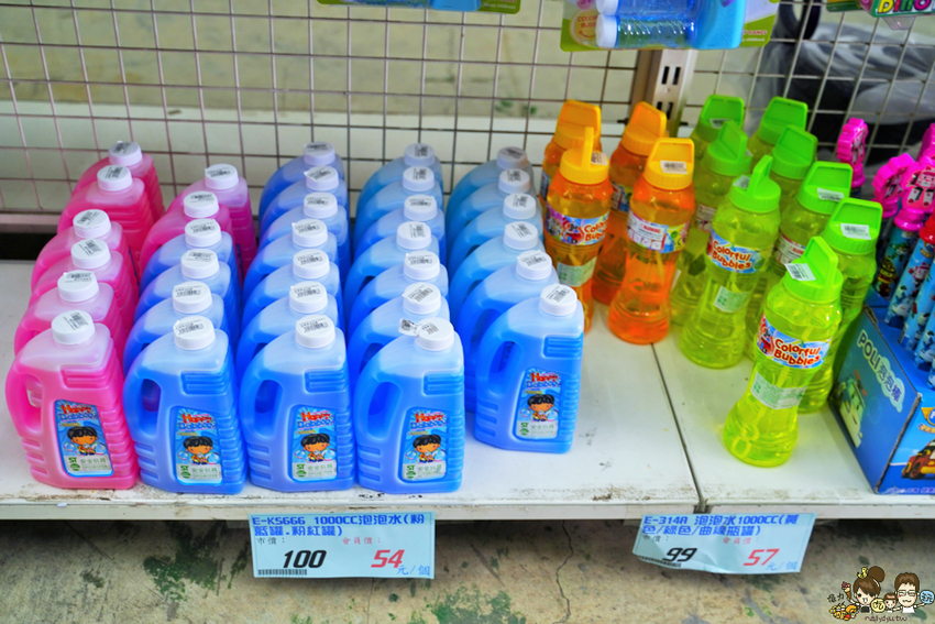 超過百坪最大廠的花鹿鹿玩具倉庫，上萬件商品、超過千樣免百元玩具生活雜貨 X 鹿港老街吃喝一把罩 - 跟著尼力吃喝玩樂＆親子生活