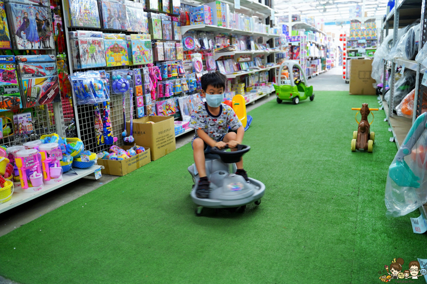 超過百坪最大廠的花鹿鹿玩具倉庫，上萬件商品、超過千樣免百元玩具生活雜貨 X 鹿港老街吃喝一把罩 - 跟著尼力吃喝玩樂＆親子生活