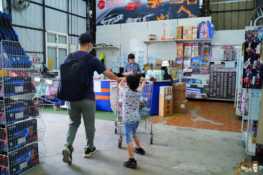 超過百坪最大廠的花鹿鹿玩具倉庫，上萬件商品、超過千樣免百元玩具生活雜貨 X 鹿港老街吃喝一把罩 - 跟著尼力吃喝玩樂＆親子生活