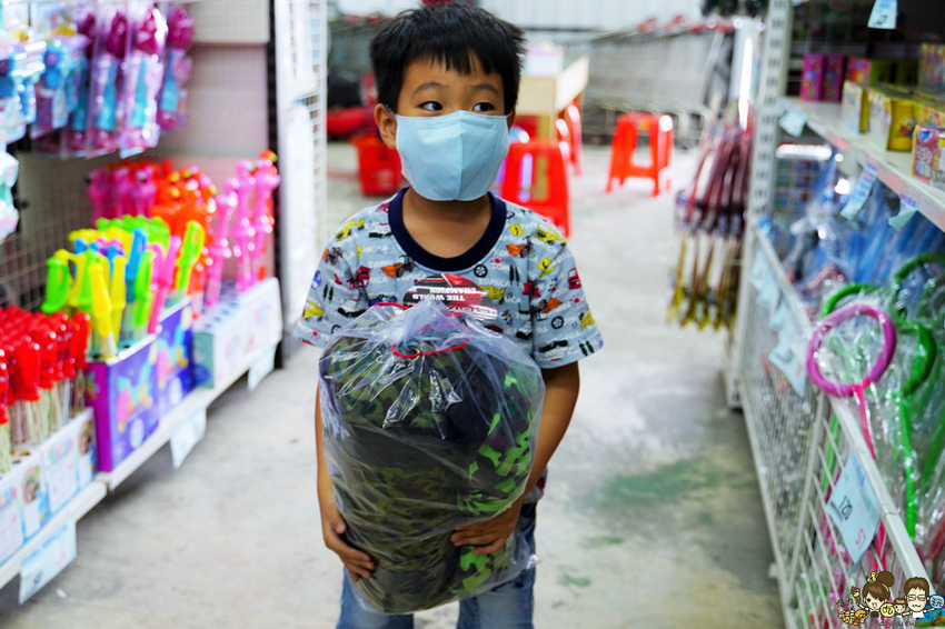 超過百坪最大廠的花鹿鹿玩具倉庫，上萬件商品、超過千樣免百元玩具生活雜貨 X 鹿港老街吃喝一把罩 - 跟著尼力吃喝玩樂＆親子生活