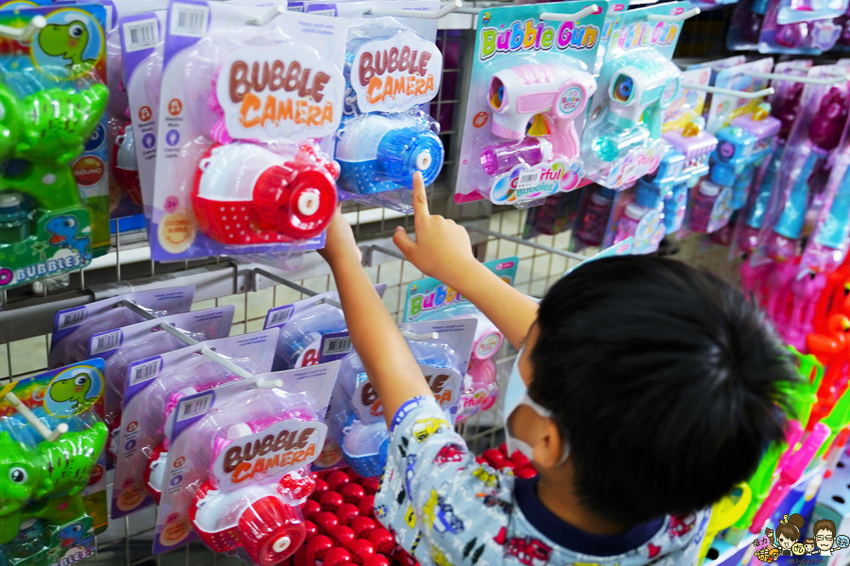 超過百坪最大廠的花鹿鹿玩具倉庫，上萬件商品、超過千樣免百元玩具生活雜貨 X 鹿港老街吃喝一把罩 - 跟著尼力吃喝玩樂＆親子生活