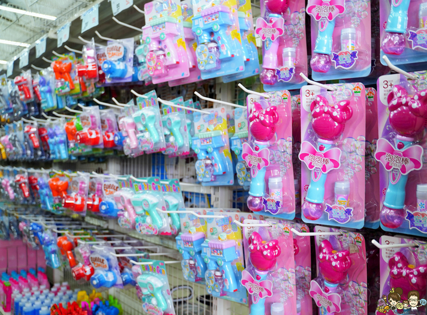 超過百坪最大廠的花鹿鹿玩具倉庫，上萬件商品、超過千樣免百元玩具生活雜貨 X 鹿港老街吃喝一把罩 - 跟著尼力吃喝玩樂＆親子生活