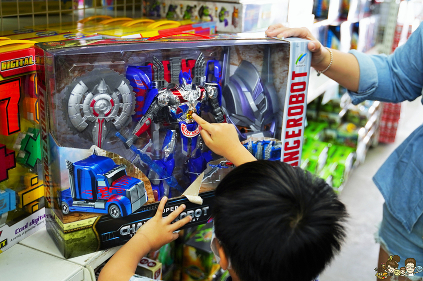 超過百坪最大廠的花鹿鹿玩具倉庫，上萬件商品、超過千樣免百元玩具生活雜貨 X 鹿港老街吃喝一把罩 - 跟著尼力吃喝玩樂＆親子生活