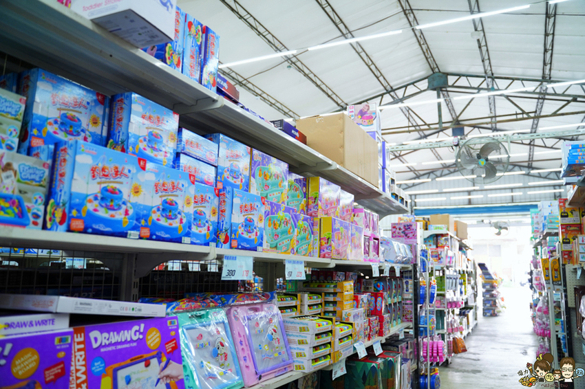 超過百坪最大廠的花鹿鹿玩具倉庫，上萬件商品、超過千樣免百元玩具生活雜貨 X 鹿港老街吃喝一把罩 - 跟著尼力吃喝玩樂＆親子生活