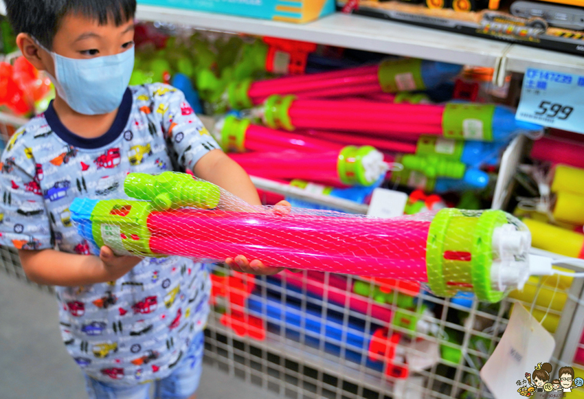 超過百坪最大廠的花鹿鹿玩具倉庫，上萬件商品、超過千樣免百元玩具生活雜貨 X 鹿港老街吃喝一把罩 - 跟著尼力吃喝玩樂＆親子生活