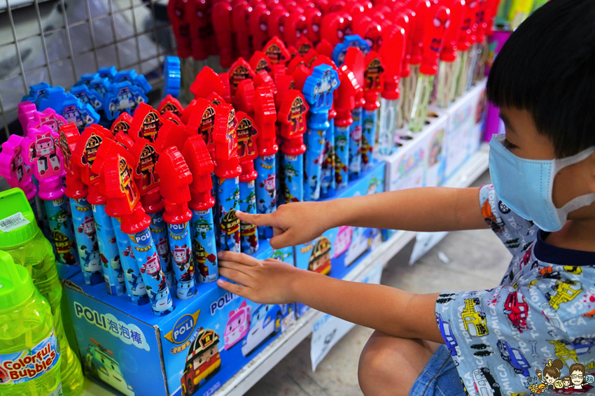 超過百坪最大廠的花鹿鹿玩具倉庫，上萬件商品、超過千樣免百元玩具生活雜貨 X 鹿港老街吃喝一把罩 - 跟著尼力吃喝玩樂＆親子生活