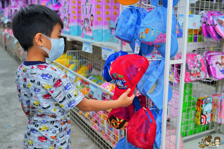 超過百坪最大廠的花鹿鹿玩具倉庫，上萬件商品、超過千樣免百元玩具生活雜貨 X 鹿港老街吃喝一把罩 - 跟著尼力吃喝玩樂＆親子生活