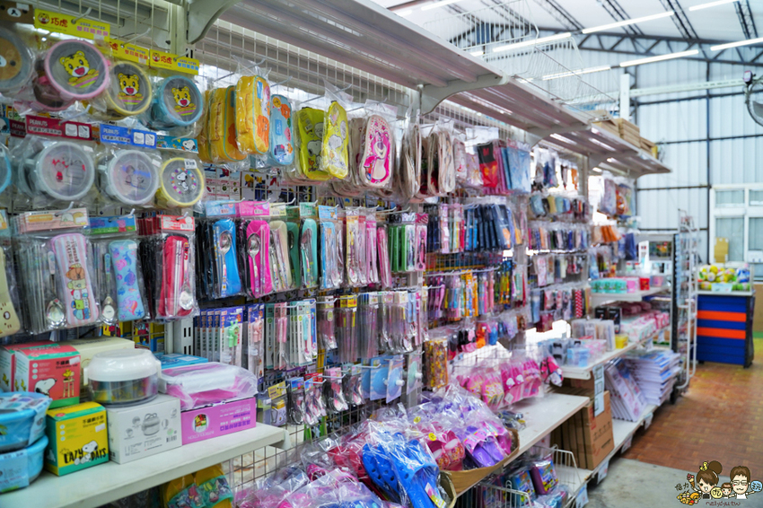 超過百坪最大廠的花鹿鹿玩具倉庫，上萬件商品、超過千樣免百元玩具生活雜貨 X 鹿港老街吃喝一把罩 - 跟著尼力吃喝玩樂＆親子生活