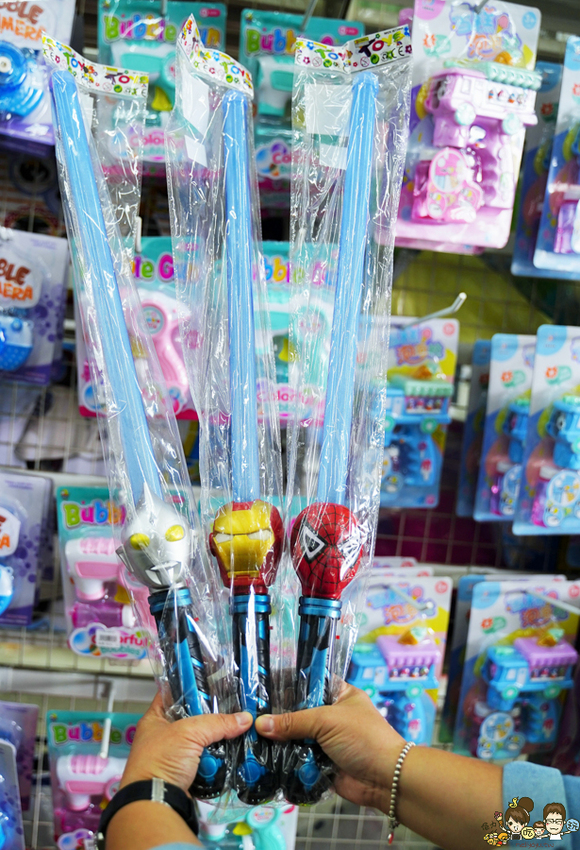 超過百坪最大廠的花鹿鹿玩具倉庫，上萬件商品、超過千樣免百元玩具生活雜貨 X 鹿港老街吃喝一把罩 - 跟著尼力吃喝玩樂＆親子生活