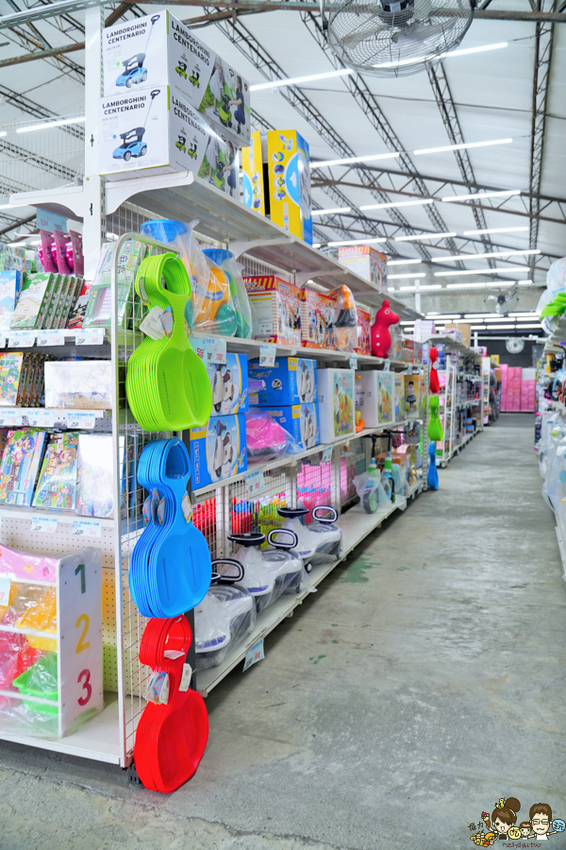 超過百坪最大廠的花鹿鹿玩具倉庫，上萬件商品、超過千樣免百元玩具生活雜貨 X 鹿港老街吃喝一把罩 - 跟著尼力吃喝玩樂＆親子生活