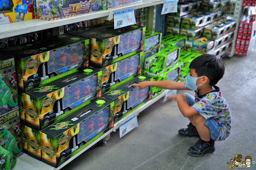超過百坪最大廠的花鹿鹿玩具倉庫，上萬件商品、超過千樣免百元玩具生活雜貨 X 鹿港老街吃喝一把罩 - 跟著尼力吃喝玩樂＆親子生活