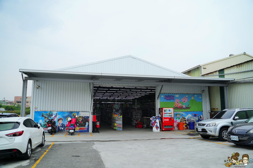 超過百坪最大廠的花鹿鹿玩具倉庫，上萬件商品、超過千樣免百元玩具生活雜貨 X 鹿港老街吃喝一把罩 - 跟著尼力吃喝玩樂＆親子生活