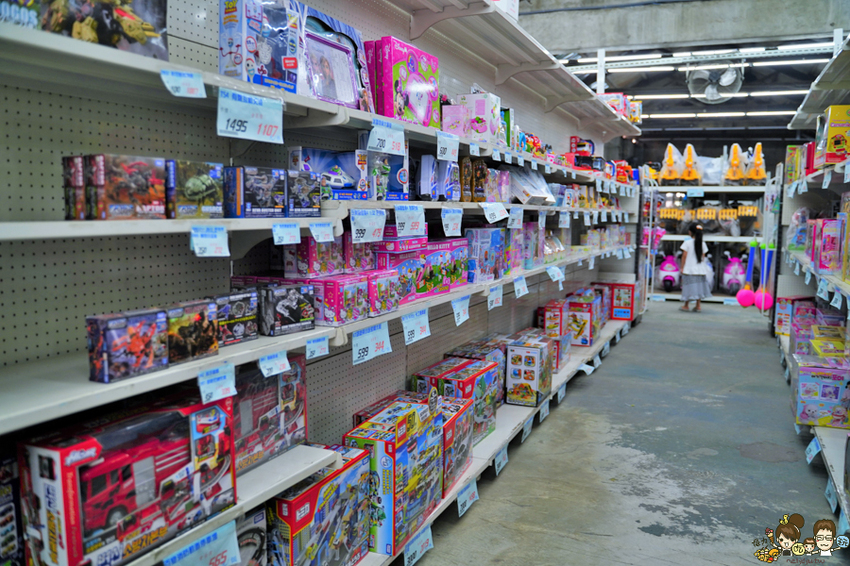 超過百坪最大廠的花鹿鹿玩具倉庫，上萬件商品、超過千樣免百元玩具生活雜貨 X 鹿港老街吃喝一把罩 - 跟著尼力吃喝玩樂＆親子生活