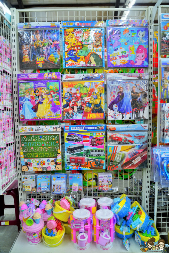 超過百坪最大廠的花鹿鹿玩具倉庫，上萬件商品、超過千樣免百元玩具生活雜貨 X 鹿港老街吃喝一把罩 - 跟著尼力吃喝玩樂＆親子生活
