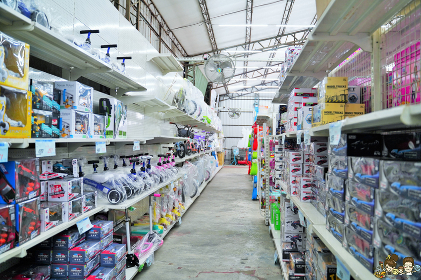 超過百坪最大廠的花鹿鹿玩具倉庫，上萬件商品、超過千樣免百元玩具生活雜貨 X 鹿港老街吃喝一把罩 - 跟著尼力吃喝玩樂＆親子生活