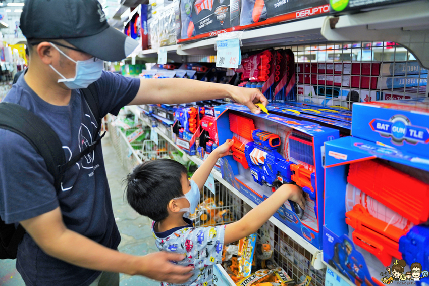 超過百坪最大廠的花鹿鹿玩具倉庫，上萬件商品、超過千樣免百元玩具生活雜貨 X 鹿港老街吃喝一把罩 - 跟著尼力吃喝玩樂＆親子生活