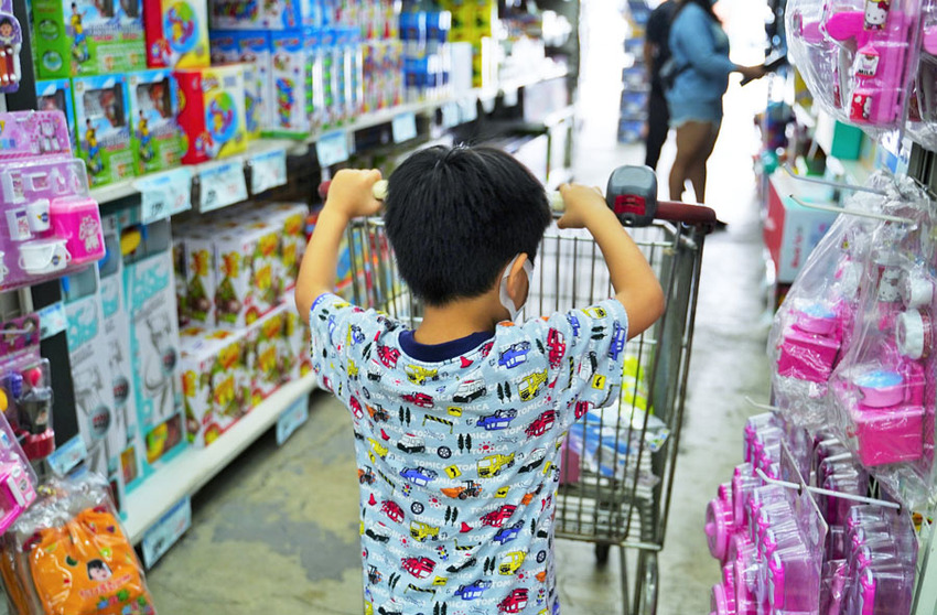 超過百坪最大廠的花鹿鹿玩具倉庫，上萬件商品、超過千樣免百元玩具生活雜貨 X 鹿港老街吃喝一把罩 - 跟著尼力吃喝玩樂＆親子生活