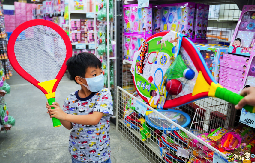 超過百坪最大廠的花鹿鹿玩具倉庫，上萬件商品、超過千樣免百元玩具生活雜貨 X 鹿港老街吃喝一把罩 - 跟著尼力吃喝玩樂＆親子生活