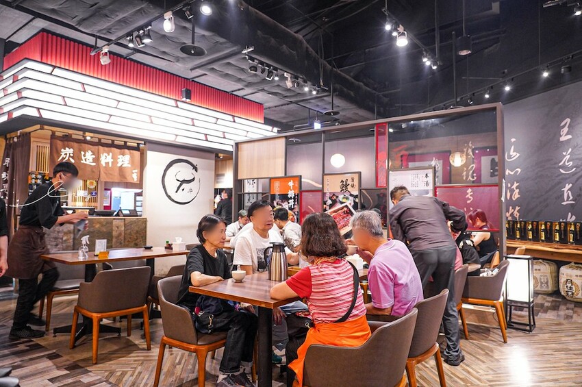 台中最好吃鰻魚飯,炭火直烤香氣超逼人,還有現熬全雞湯喝到飽,喝不完還能包回家~