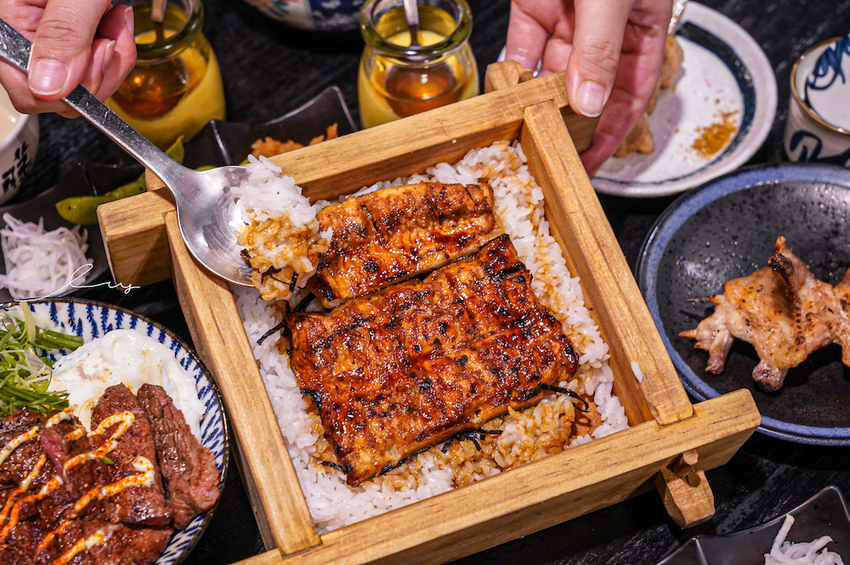 台中最好吃鰻魚飯,炭火直烤香氣超逼人,還有現熬全雞湯喝到飽,喝不完還能包回家~