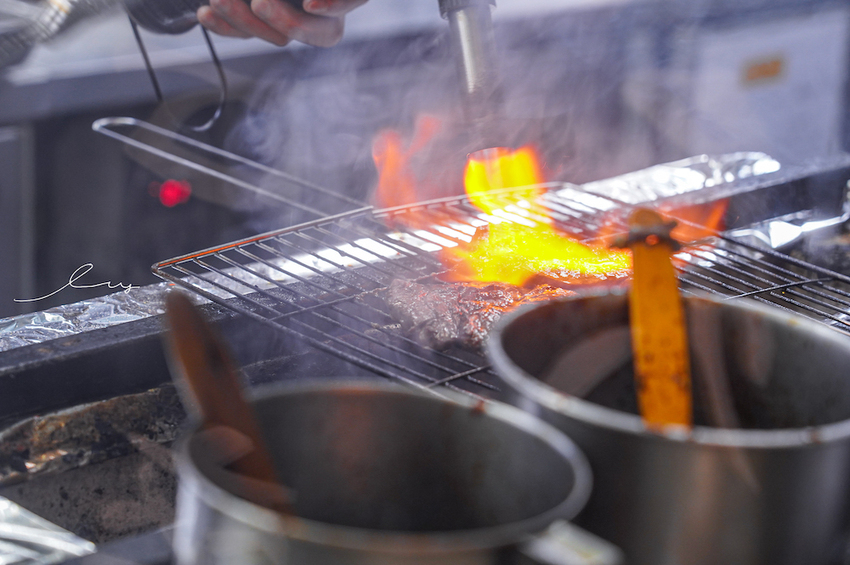 台中最好吃鰻魚飯,炭火直烤香氣超逼人,還有現熬全雞湯喝到飽,喝不完還能包回家~