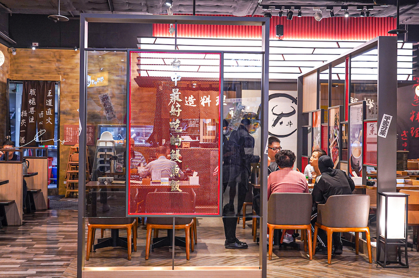 台中最好吃鰻魚飯,炭火直烤香氣超逼人,還有現熬全雞湯喝到飽,喝不完還能包回家~