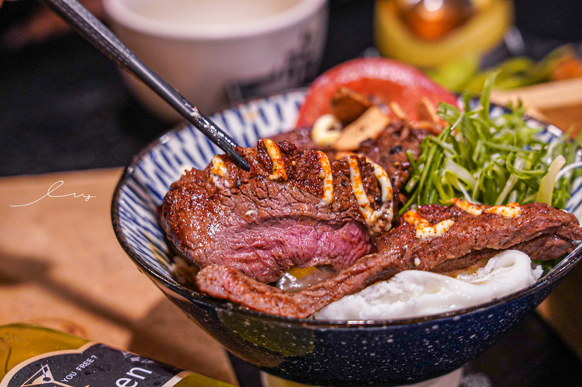 台中最好吃鰻魚飯,炭火直烤香氣超逼人,還有現熬全雞湯喝到飽,喝不完還能包回家~