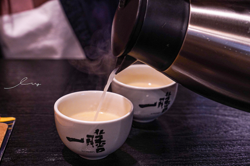 台中最好吃鰻魚飯,炭火直烤香氣超逼人,還有現熬全雞湯喝到飽,喝不完還能包回家~