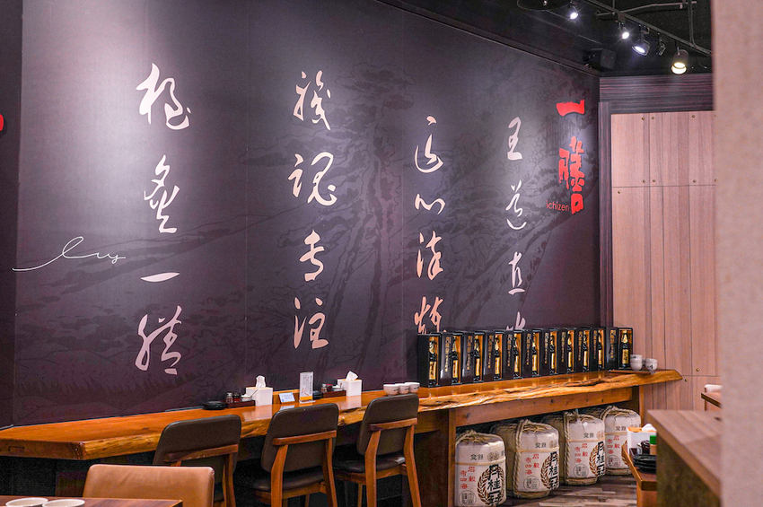 台中最好吃鰻魚飯,炭火直烤香氣超逼人,還有現熬全雞湯喝到飽,喝不完還能包回家~