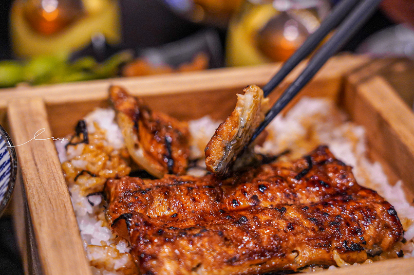 台中最好吃鰻魚飯,炭火直烤香氣超逼人,還有現熬全雞湯喝到飽,喝不完還能包回家~