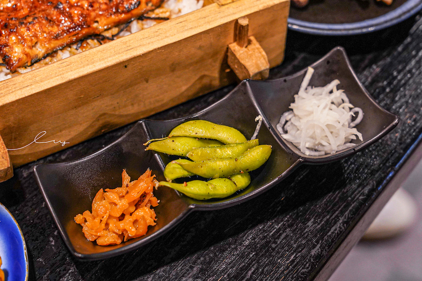 台中最好吃鰻魚飯,炭火直烤香氣超逼人,還有現熬全雞湯喝到飽,喝不完還能包回家~