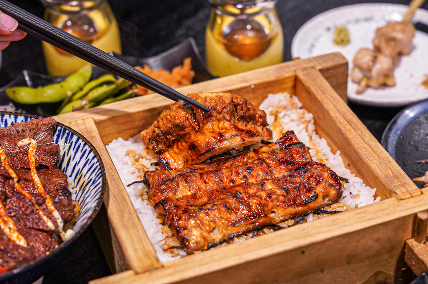 台中最好吃鰻魚飯,炭火直烤香氣超逼人,還有現熬全雞湯喝到飽,喝不完還能包回家~