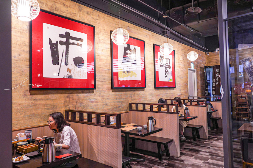 台中最好吃鰻魚飯,炭火直烤香氣超逼人,還有現熬全雞湯喝到飽,喝不完還能包回家~