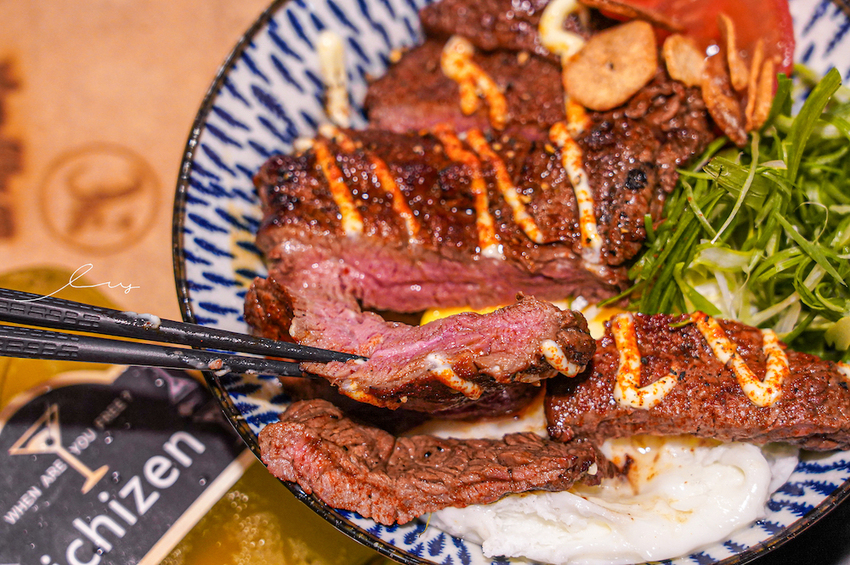 台中最好吃鰻魚飯,炭火直烤香氣超逼人,還有現熬全雞湯喝到飽,喝不完還能包回家~