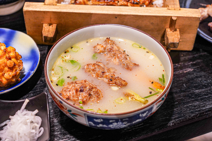 台中最好吃鰻魚飯,炭火直烤香氣超逼人,還有現熬全雞湯喝到飽,喝不完還能包回家~