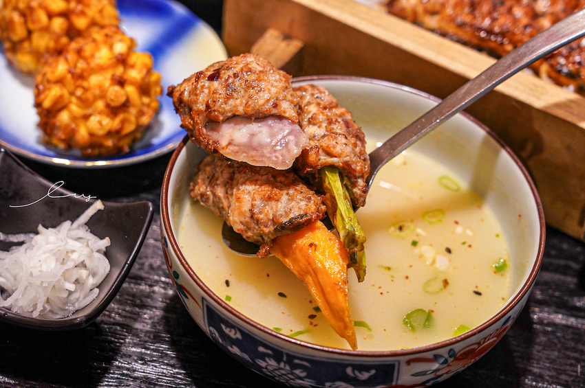 台中最好吃鰻魚飯,炭火直烤香氣超逼人,還有現熬全雞湯喝到飽,喝不完還能包回家~