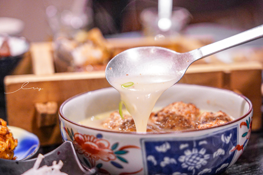 台中最好吃鰻魚飯,炭火直烤香氣超逼人,還有現熬全雞湯喝到飽,喝不完還能包回家~