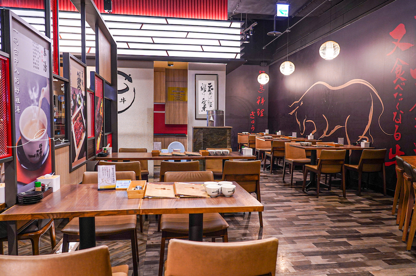 台中最好吃鰻魚飯,炭火直烤香氣超逼人,還有現熬全雞湯喝到飽,喝不完還能包回家~