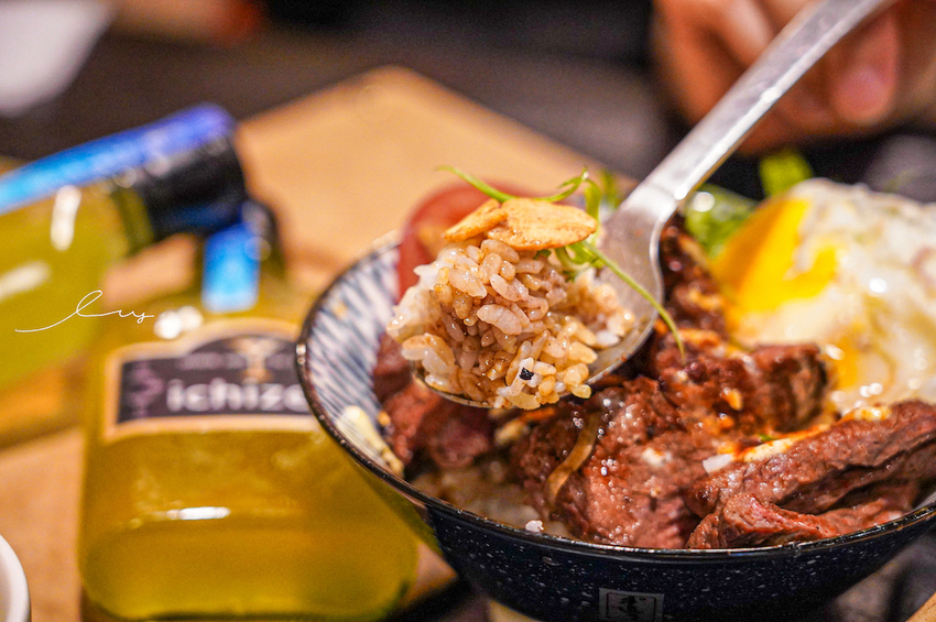 台中最好吃鰻魚飯,炭火直烤香氣超逼人,還有現熬全雞湯喝到飽,喝不完還能包回家~