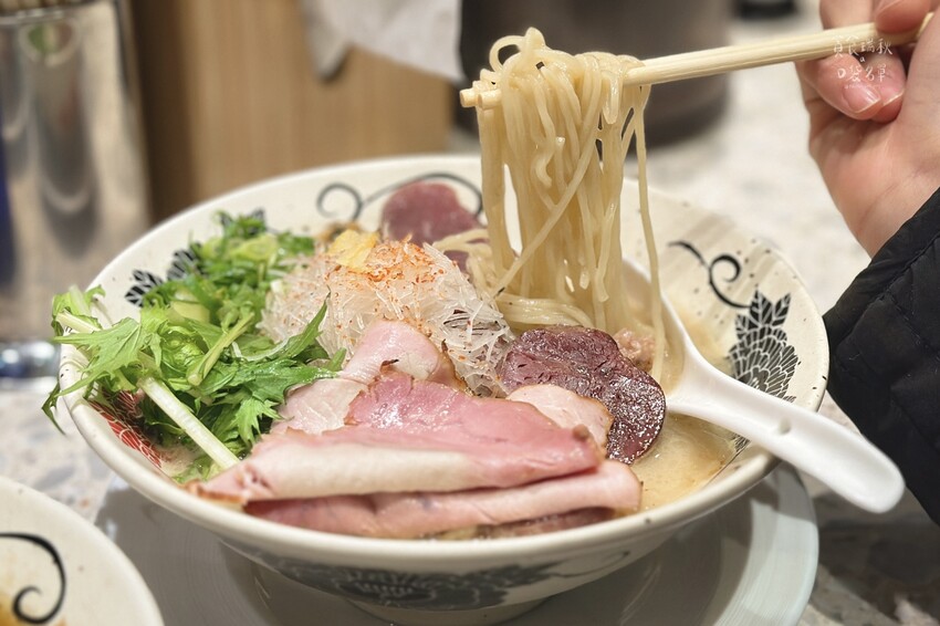 台北中山｜冠軍三連霸的人氣排隊拉麵！多元食材搭配推出各式限定