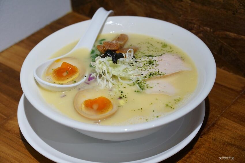 [ 新莊美食 讓麵煮一會 雞白湯らーめん ]平價雞白湯拉麵 溫暖新莊人的胃 - 安妮的天空