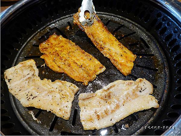 好吃烤五花-阿豬媽韓式烤肉吃到飽新店捷運站店 (2).jpg