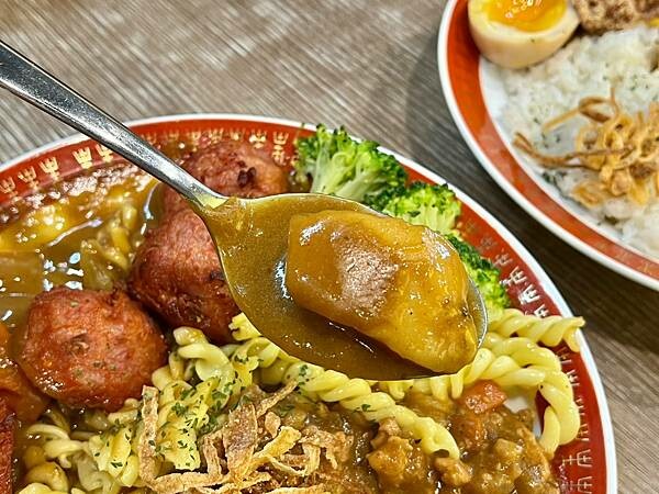 ＋（板橋咖哩）小吉咖哩文化店～超濃咖哩飯專賣店！土魠魚、獅子