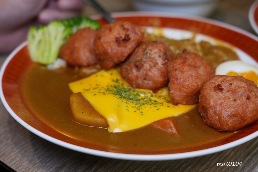 板橋美食｜小吉咖哩板橋文化店～免費加飯加麵加醬吃到飽，打卡按讚還免費加起司，還嚐的到雙醬咖哩，炸物、