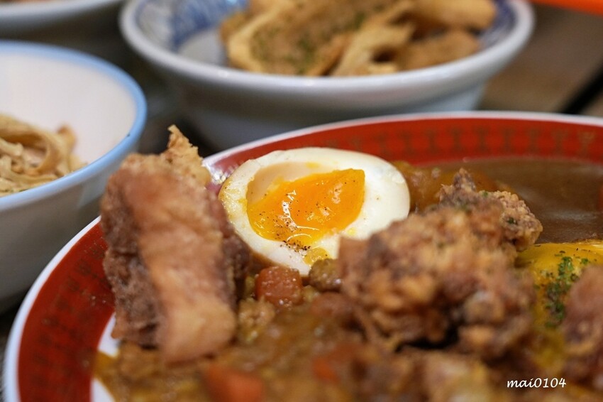 板橋美食｜小吉咖哩板橋文化店～免費加飯加麵加醬吃到飽，打卡按讚還免費加起司，還嚐的到雙醬咖哩，炸物、