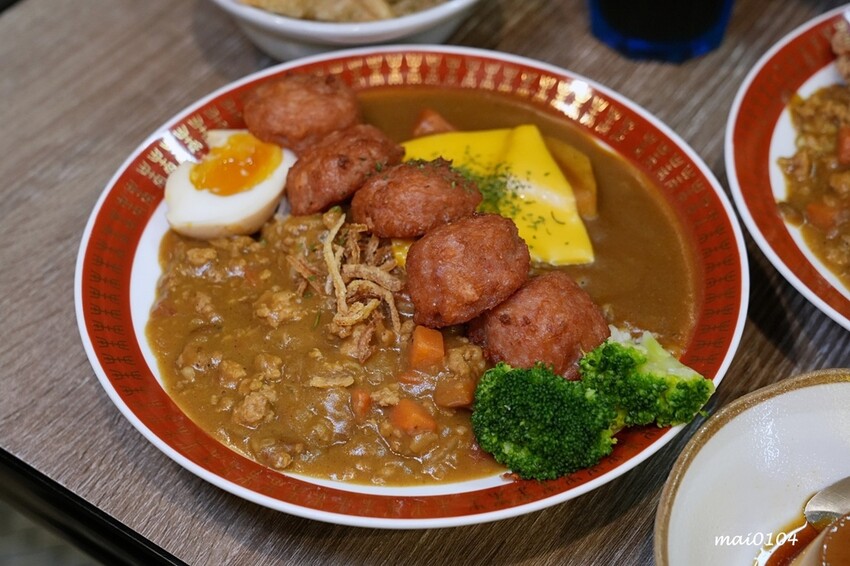 板橋美食｜小吉咖哩板橋文化店～免費加飯加麵加醬吃到飽，打卡按讚還免費加起司，還嚐的到雙醬咖哩，炸物、