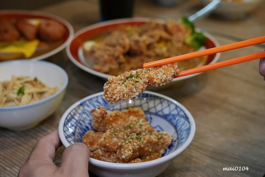 板橋美食｜小吉咖哩板橋文化店～免費加飯加麵加醬吃到飽，打卡按讚還免費加起司，還嚐的到雙醬咖哩，炸物、