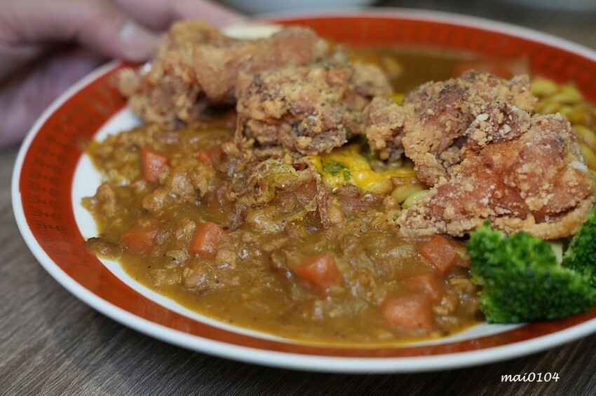 板橋美食｜小吉咖哩板橋文化店～免費加飯加麵加醬吃到飽，打卡按讚還免費加起司，還嚐的到雙醬咖哩，炸物、